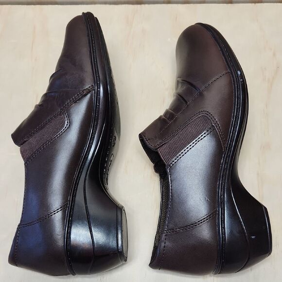 Thom McAn Dark Brown Loafers Women 8 Leather Heeled Shoe Slip-On - Picture 10 of 10